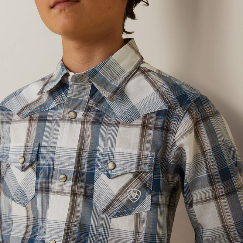collar and pockets on children's shirt